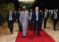 El presidente de Chad, Idris Déby, camina con el presidente israelí Reuven Rivlin durante la histórica visita de Déby al estado judío el 25 de noviembre de 2018. Crédito: Haim Zach / GPO.