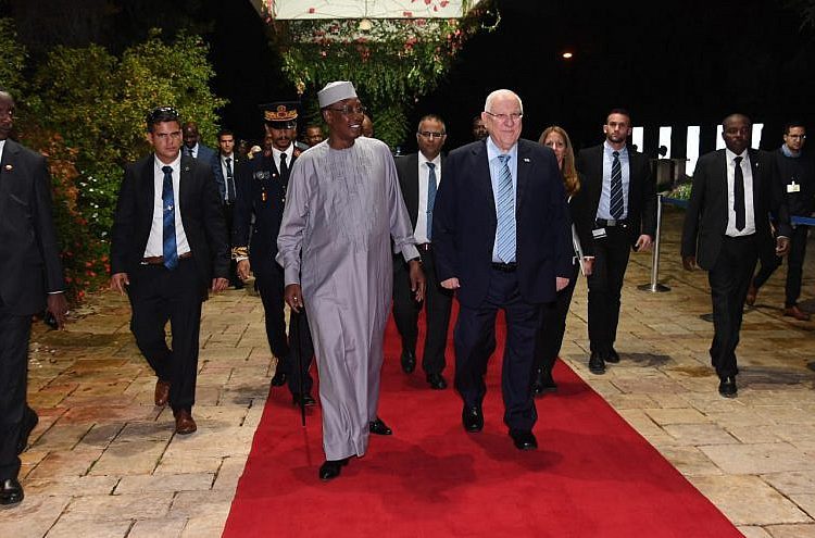 El presidente de Chad, Idris Déby, camina con el presidente israelí Reuven Rivlin durante la histórica visita de Déby al estado judío el 25 de noviembre de 2018. Crédito: Haim Zach / GPO.
