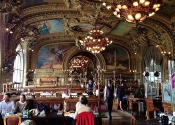 Empleados de famoso restaurante de París fotografiados haciendo gesto antisemita - Quenelle
