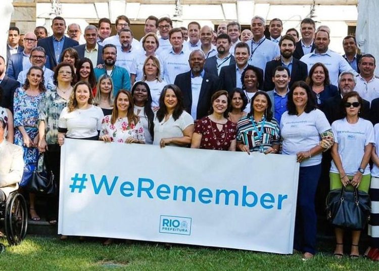 El alcalde de la ciudad brasileña de Río de Janeiro, Marcelo Crivella, posa para una foto con su personal municipal como parte de la campaña del Congreso Judío Mundial antes del Día Internacional del Recuerdo del Holocausto, 18 de enero de 2019. (Cortesía de JTA)