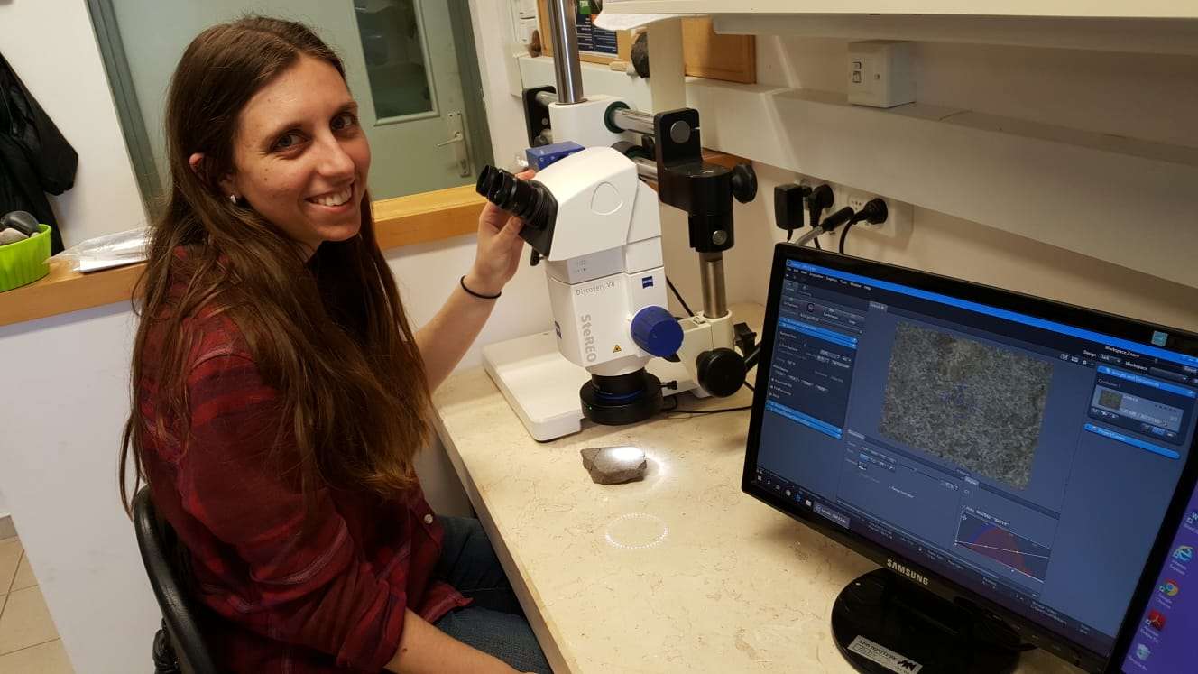 La estudiante de doctorado de la Universidad de Haifa, Rivka Chasan, frente a un microscopio en el laboratorio, el 30 de enero de 2019. (cortesía)