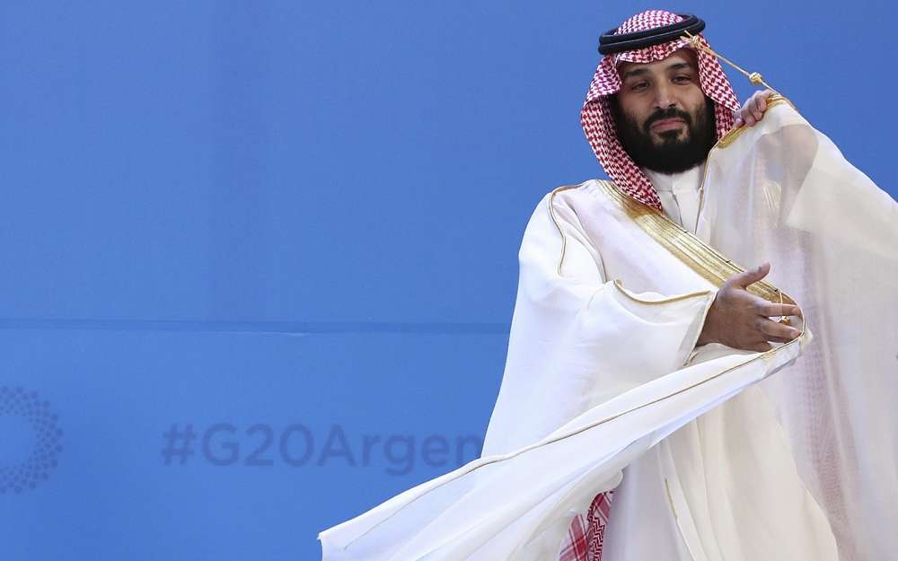 En esta foto del 30 de noviembre de 2018, el príncipe heredero de Arabia Saudita Mohammed bin Salman ajusta su túnica mientras los líderes se reúnen para el grupo en la Cumbre de Líderes del G20 en el Centro Costa Salguero en Buenos Aires, Argentina. (Foto AP / Ricardo Mazalan, Archivo)