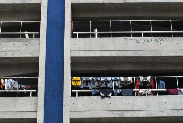 El estacionamiento del centro comercial Sambil Candelaria, expropiado de un constructor judío en 2010, ahora alberga a cerca de 3.000 ocupantes ilegales.