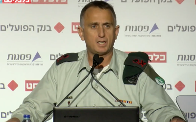 El jefe de inteligencia militar, mayor general Tamir Hyman, habla en la conferencia del periódico Calcalista en Tel Aviv el 31 de diciembre de 2018. (Captura de pantalla: Calcalista)