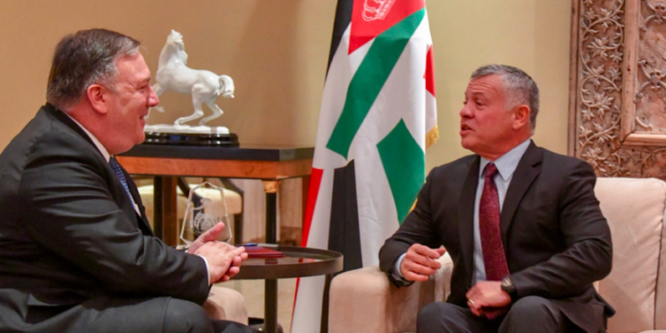 El secretario de Estado de los EE. UU., Mike Pompeo, se reúne con el rey Abdullah II de Jordania en Ammán el 8 de enero de 2018. Crédito: Captura de pantalla a través del secretario Pompeo / Twitter.
