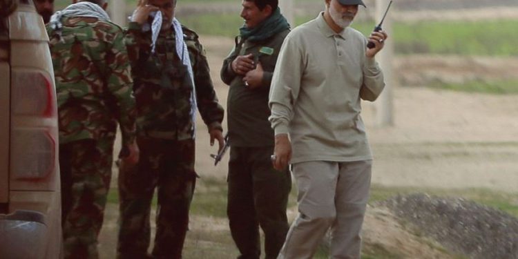 Qassem Soleimani usa un walkie-talkie en la línea del frente durante operaciones ofensivas contra militantes del Estado Islámico en la ciudad de Tal Ksaiba, en la provincia de Salahuddin, en 2015. (Crédito de la foto: REUTERS)