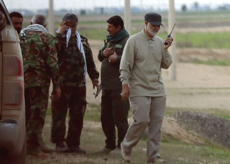 Qassem Soleimani usa un walkie-talkie en la línea del frente durante operaciones ofensivas contra militantes del Estado Islámico en la ciudad de Tal Ksaiba, en la provincia de Salahuddin, en 2015. (Crédito de la foto: REUTERS)