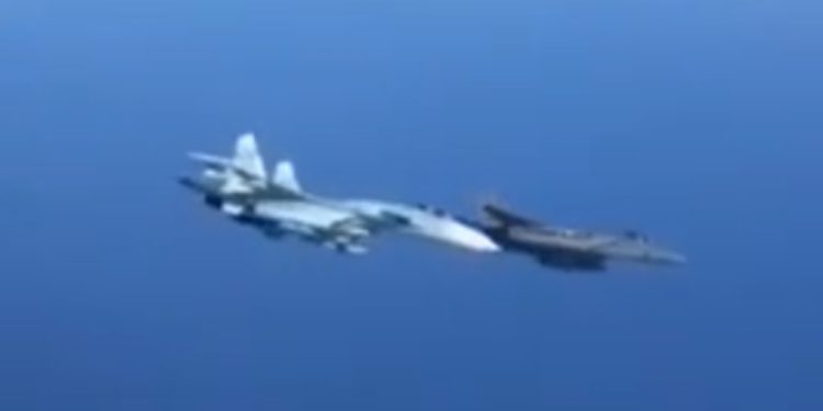 Un Su-27 de Rusia intercepta un F-15 de EE.UU sobre el Mar Báltico