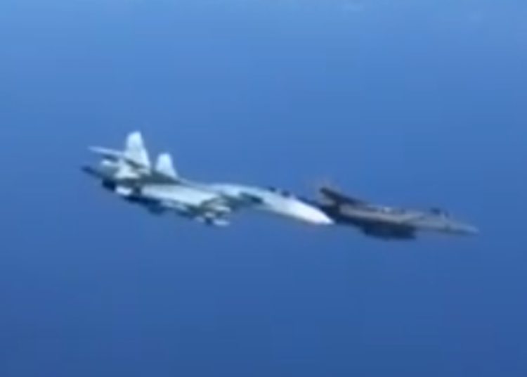 Un Su-27 de Rusia intercepta un F-15 de EE.UU sobre el Mar Báltico