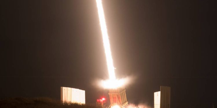 Cúpula de Hierro de Israel intercepta cohete disparado desde Gaza