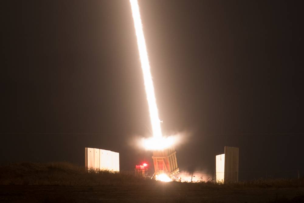 Una batería de defensa de misiles de Cúpula de Hierro dispara un misil de intercepción el 9 de agosto de 2018. (Yonatan Sindel / Flash 90)