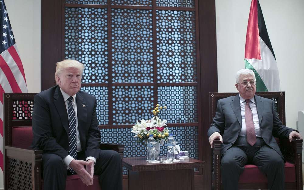 El presidente de la Autoridad Palestina, Mahmoud Abbas, a la derecha, se encuentra con el presidente de los Estados Unidos, Donald Trump, en la ciudad de Belén, Cisjordania, el 23 de mayo de 2017. (Fadi Arouri, Xinhua Pool a través de AP)