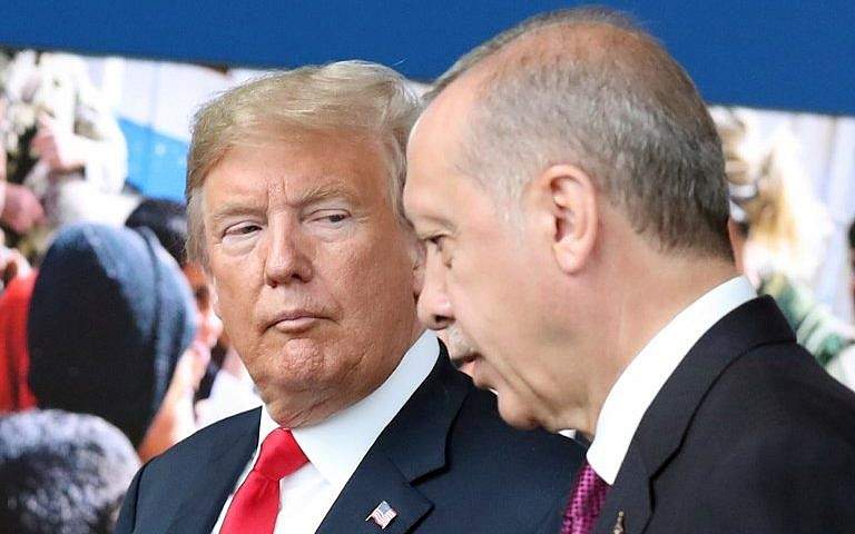 En esta foto de archivo tomada el 11 de julio de 2018, el presidente de los EE. UU. Donald Trump (L) habla con el presidente de Turquía, Recep Tayyip Erdogan (R), cuando llegan a una cumbre de la OTAN en la sede de la OTAN en Bruselas. (AFP Photo / Pool / Tatyana Zenkovich)