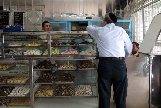 Una panadería de propiedad judía en el barrio de San Bernardino de Caracas.