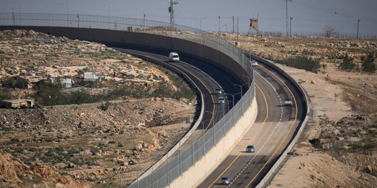 Ruta 4370, con un muro que divide el tráfico israelí y palestino, 10 de enero de 2019. (Yonatan Sindel / Flash90)
