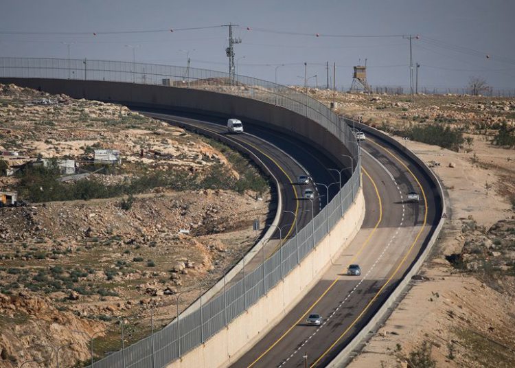 Ruta 4370, con un muro que divide el tráfico israelí y palestino, 10 de enero de 2019. (Yonatan Sindel / Flash90)