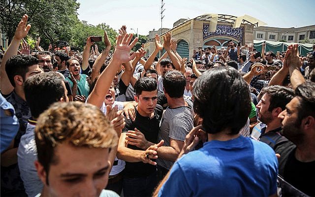 Un grupo de manifestantes canta consignas en la puerta principal del antiguo gran bazar de Teherán, Irán, el lunes 25 de junio de 2018. (Agencia de Noticias Laborales de Irán a través de AP)
