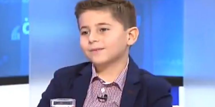 El jugador de ajedrez libanés Mark Abou Deeb, de 8 años, fue entrevistado en la red OTV de Lebanon el 25 de diciembre de 2018. (Captura de pantalla: Twitter)
