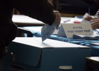 Ilustrativo: Un votante emite un voto en una urna durante las elecciones de la Knesset el 10 de febrero de 2009. (Yossi Zamir / Flash90)