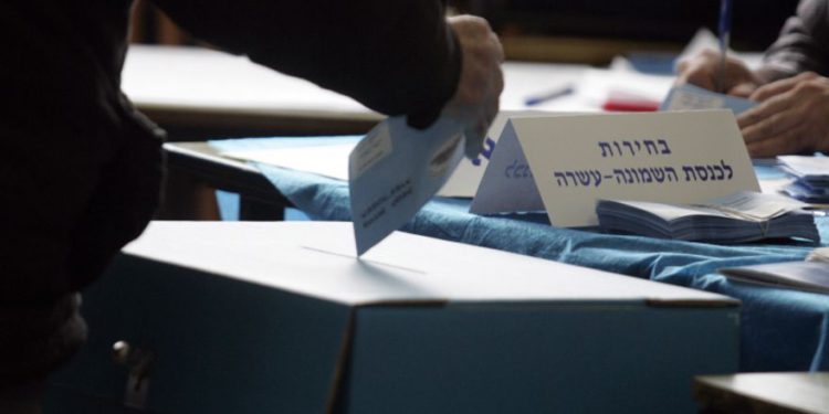 Ilustrativo: Un votante emite un voto en una urna durante las elecciones de la Knesset el 10 de febrero de 2009. (Yossi Zamir / Flash90)