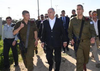 El primer ministro Benjamin Netanyahu (C) visitó un depósito de armas en la base de las FDI de Sirkin en el centro de Israel, 30 de enero de 2019. (Haim Tzach / GPO)
