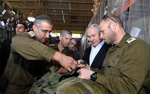 El primer ministro Benjamin Netanyahu (2L) visitó un depósito de armas en la base de las FDI de Sirkin en el centro de Israel, 30 de enero de 2019. (Haim Tzach / GPO)