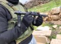 Soldados confiscan armas presuntamente utilizadas en un ataque con disparos en el asentamiento de Migdal Oz en Cisjordania desde una aldea palestina, en enero de 2019. (Fuerzas de Defensa de Israel)