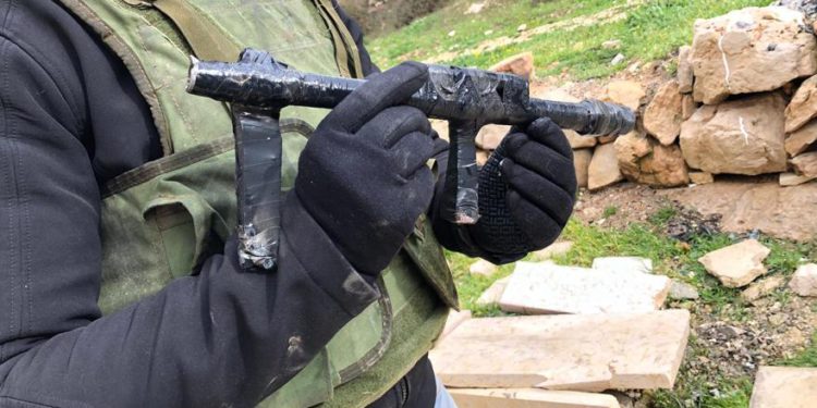 Soldados confiscan armas presuntamente utilizadas en un ataque con disparos en el asentamiento de Migdal Oz en Cisjordania desde una aldea palestina, en enero de 2019. (Fuerzas de Defensa de Israel)