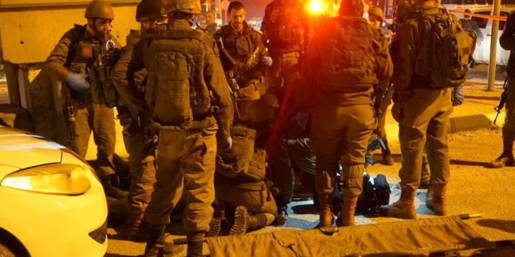 Soldados en la escena de un intento de ataque de puñaladas cerca de la ciudad de Nablus en Cisjordania el 21 de enero de 2019. (Fuerzas de Defensa de Israel)