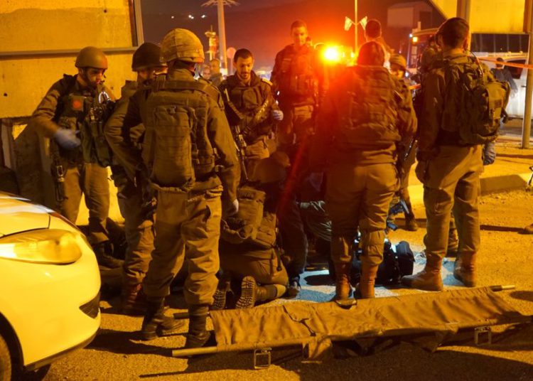 Soldados en la escena de un intento de ataque de puñaladas cerca de la ciudad de Nablus en Cisjordania el 21 de enero de 2019. (Fuerzas de Defensa de Israel)