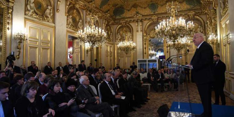 El presidente Reuven Rivlin habla en la inauguración de una exposición del museo dedicada a los diplomáticos que salvaron a los judíos durante el Holocausto en París, Francia, el 24 de enero de 2019. (Haim Zach / GPO)