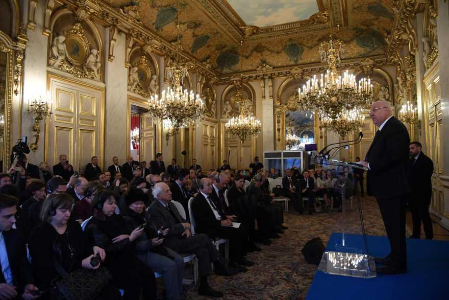 El presidente Reuven Rivlin habla en la inauguración de una exposición del museo dedicada a los diplomáticos que salvaron a los judíos durante el Holocausto en París, Francia, el 24 de enero de 2019. (Haim Zach / GPO)
