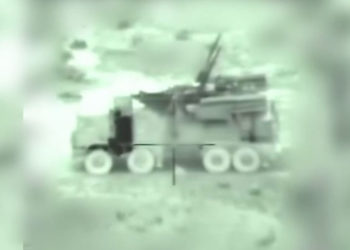 Un vehículo sirio móvil antiaéreo con batería, visto a través de la cámara de un misil israelí entrante, en imágenes publicadas por las FDI de sus ataques matutinos en Siria el 21 de enero de 2019. (FDI)