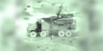 Un vehículo sirio móvil antiaéreo con batería, visto a través de la cámara de un misil israelí entrante, en imágenes publicadas por las FDI de sus ataques matutinos en Siria el 21 de enero de 2019. (FDI)