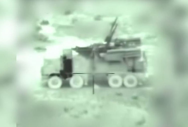 Un vehículo sirio móvil antiaéreo con batería, visto a través de la cámara de un misil israelí entrante, en imágenes publicadas por las FDI de sus ataques matutinos en Siria el 21 de enero de 2019. (FDI)