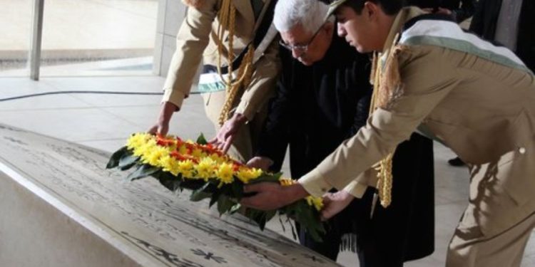 El líder de la Autoridad Palestina, Mahmoud Abbas, pone una ofrenda floral sobre la tumba del fallecido líder palestino Yasser Arafat en Ramallah, el 11 de noviembre de 2012. Crédito: Issam Rimawi / Flash90.