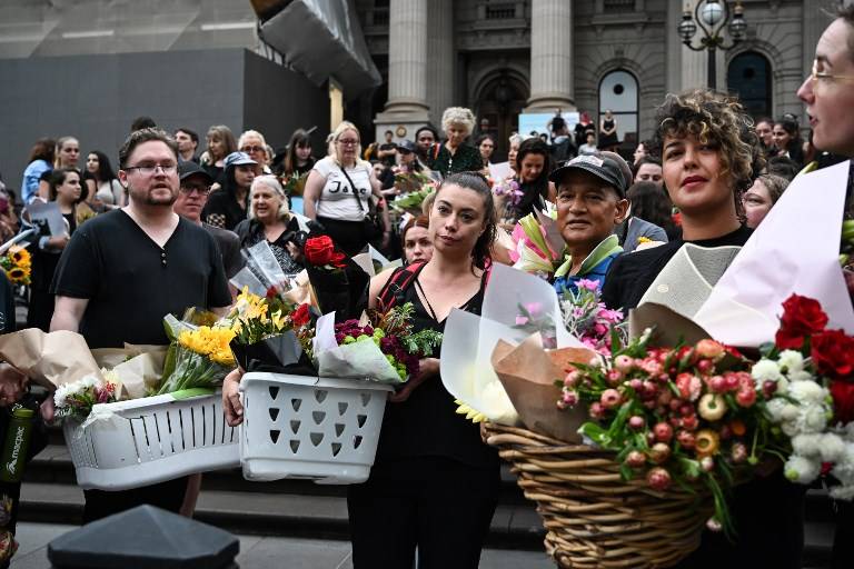 Las personas asisten a una vigilia en memoria de la estudiante israelí asesinada Aiia Maasarwe en Melbourne el 18 de enero de 2019. (Allan LEE / AFP)