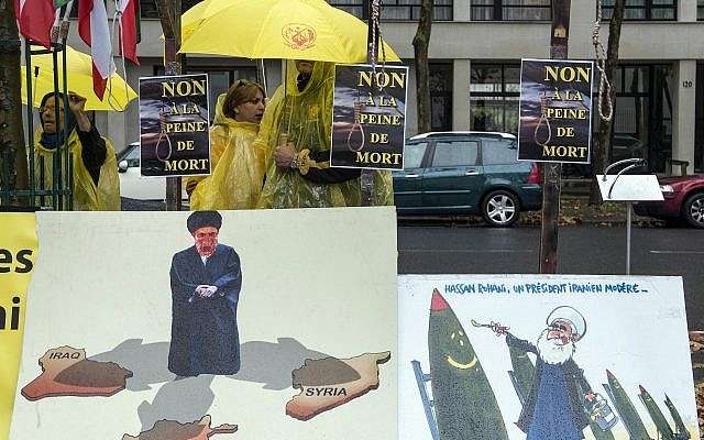 Los opositores iraníes del régimen iraní que pertenecen al grupo de exiliados iraníes, la organización de “Mujahedines del pueblo”, organizan una protesta frente a la sede de la UNESCO en París, Francia, en noviembre. 5, 2013. (Benjamin Girette / AP)