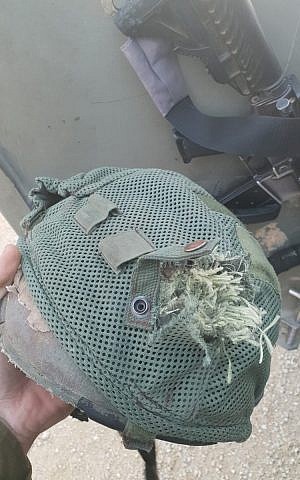 El casco de un oficial de las FDI disparado por una bala de francotirador durante un motín en la frontera de Gaza el 22 de enero de 2019. (Cortesía)