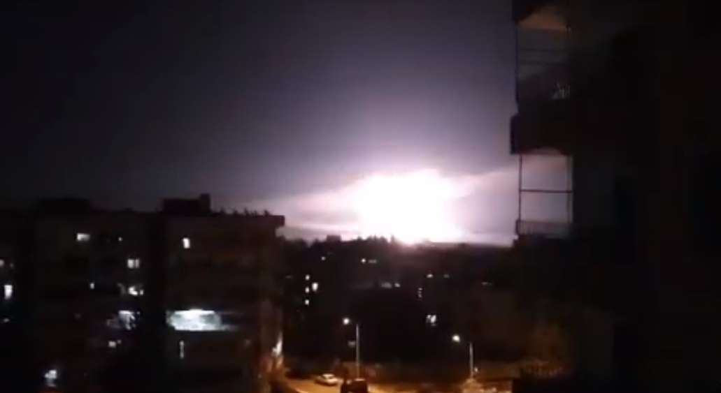 Una explosión, presuntamente durante ataques aéreos israelíes cerca de Damasco, Siria, el 21 de enero de 2019. (captura de pantalla: YouTube)