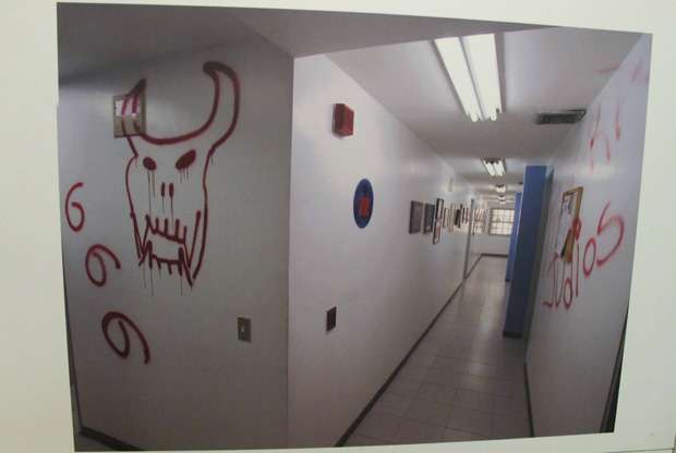 Imágenes de graffiti en las paredes de la sección administrativa de la sinagoga de Mariperez, parte de la exposición sobre la profanación del 31 de enero de 2009.