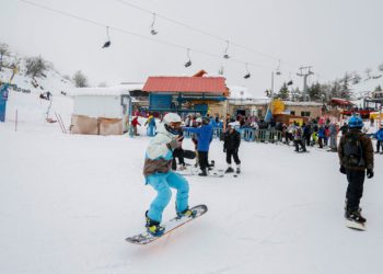 Los visitantes disfrutan de la apertura de la temporada de Mount Hermon, 28 de enero de 2018. (Basel Awidat / Flash90)