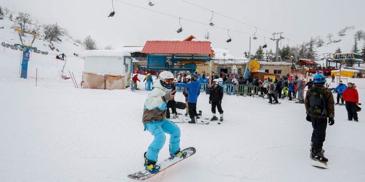 Los visitantes disfrutan de la apertura de la temporada de Mount Hermon, 28 de enero de 2018. (Basel Awidat / Flash90)