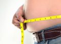 Imagen ilustrativa de la obesidad, con un hombre midiendo su vientre sanchairat; (iStock by Getty Images)
