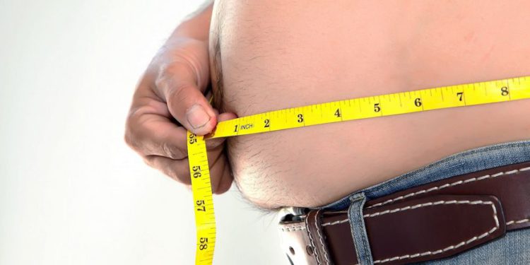 Imagen ilustrativa de la obesidad, con un hombre midiendo su vientre sanchairat; (iStock by Getty Images)