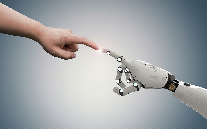 Una imagen ilustrativa de un robot y una mano humana (PhonlamaiPhoto; iStock by Getty Images)