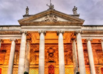 Edificio del Parlamento irlandés en Dublín iStock