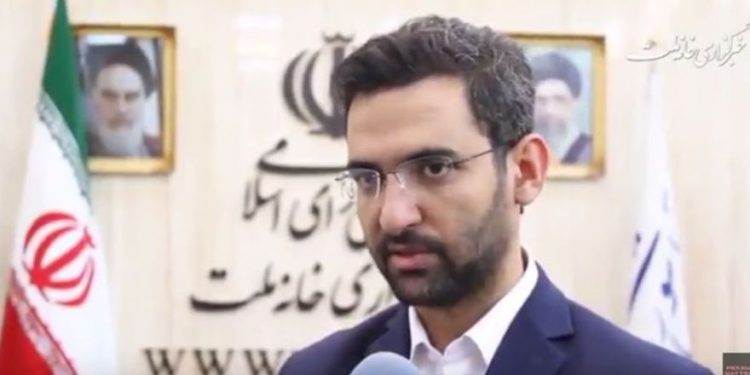 El ministro de comunicaciones de Irán, Mohammad-Javad Azari Jahromi, habla en una entrevista televisiva el 13 de agosto de 2017. (captura de pantalla: YouTube)