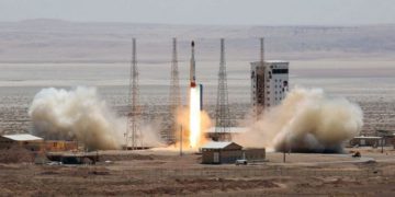 Irán asegura ser una “superpotencia” tras el lanzamiento de su primer satélite militar
