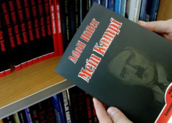 Un cliente tiene una copia en polaco del "Mein Kampf" de Adolf Hitler en una librería en Wroclaw, el 23 de febrero de 2005. Foto: Reuters / Pierre Logwin PA / WS.